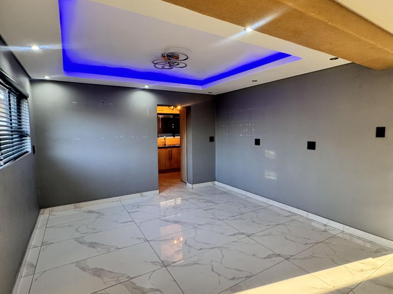 Stylish Double-Storey Family Home with Pool in Middelburg South - Photo 9