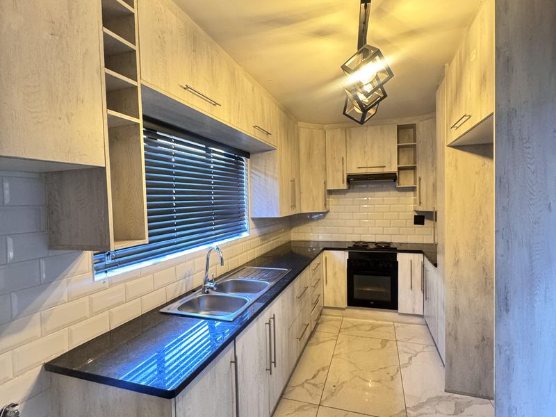 Stylish Double-Storey Family Home with Pool in Middelburg South - Photo 2