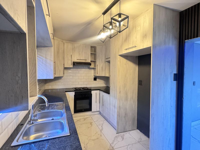 Stylish Double-Storey Family Home with Pool in Middelburg South - Photo 3