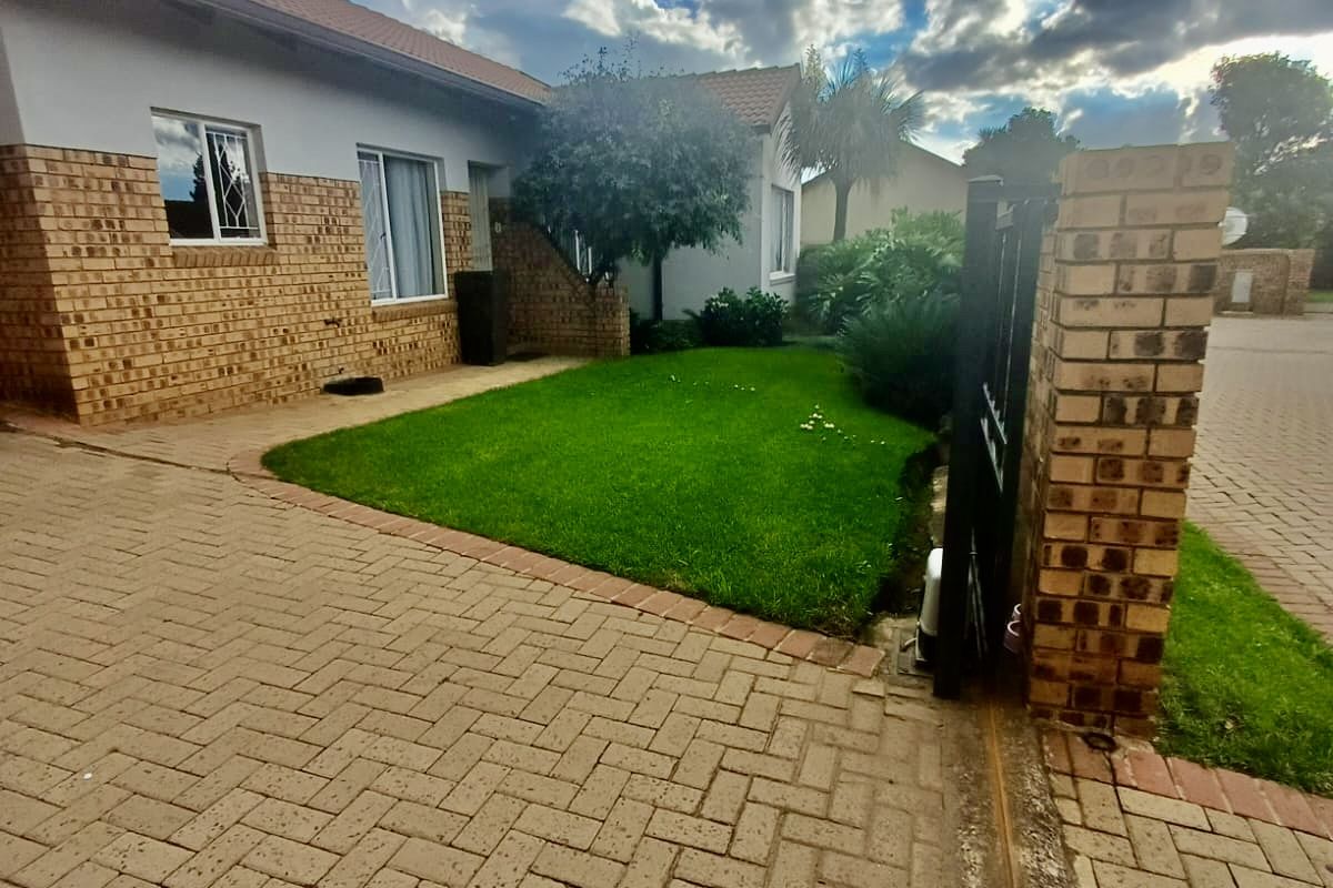 Modern townhouse for sale in del Judor extension. - Photo 3