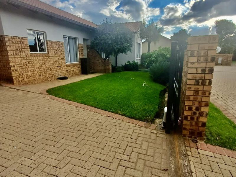 Modern townhouse for sale in del Judor extension. - Photo 3