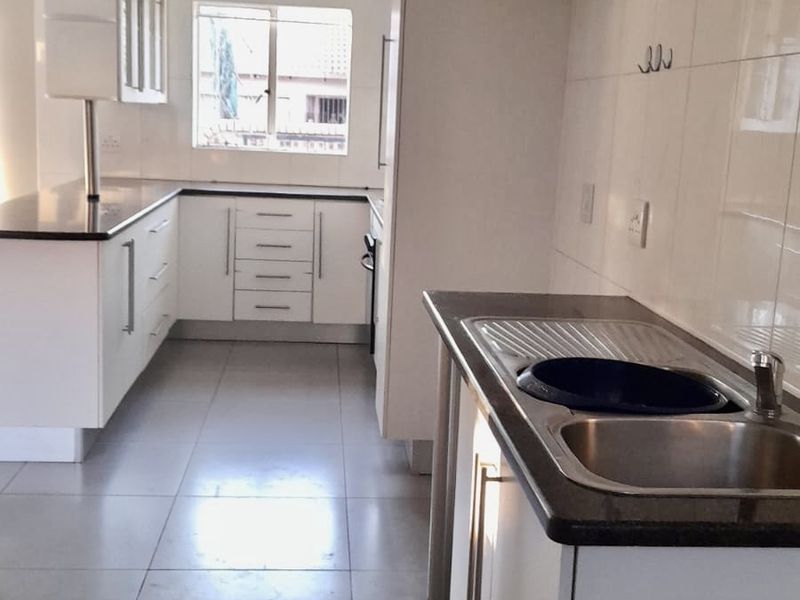 Modern townhouse for sale in del Judor extension. - Photo 9