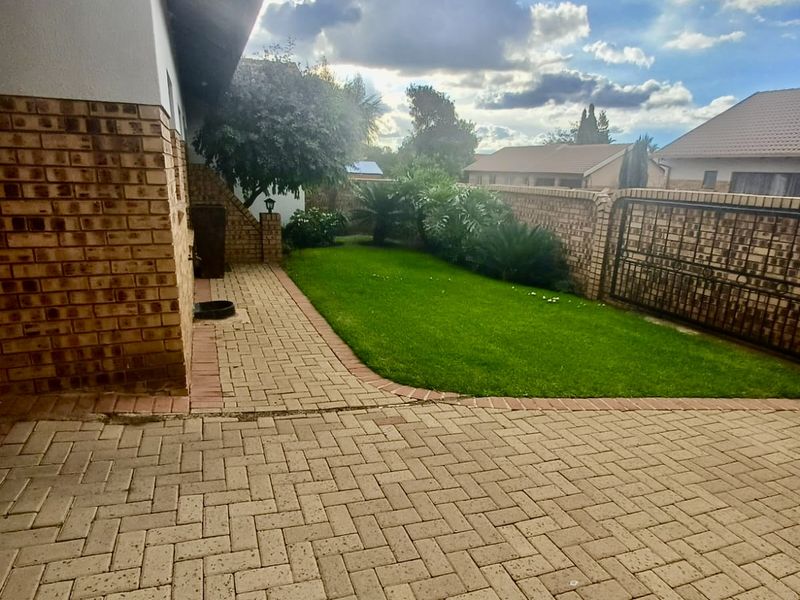 Modern townhouse for sale in del Judor extension. - Photo 6