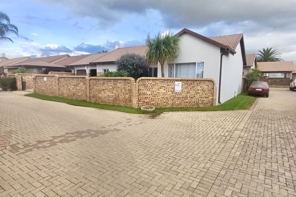 Modern townhouse for sale in del Judor extension. - Photo 2