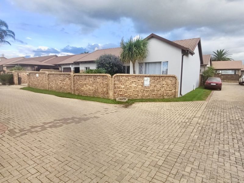 Modern townhouse for sale in del Judor extension. - Photo 2