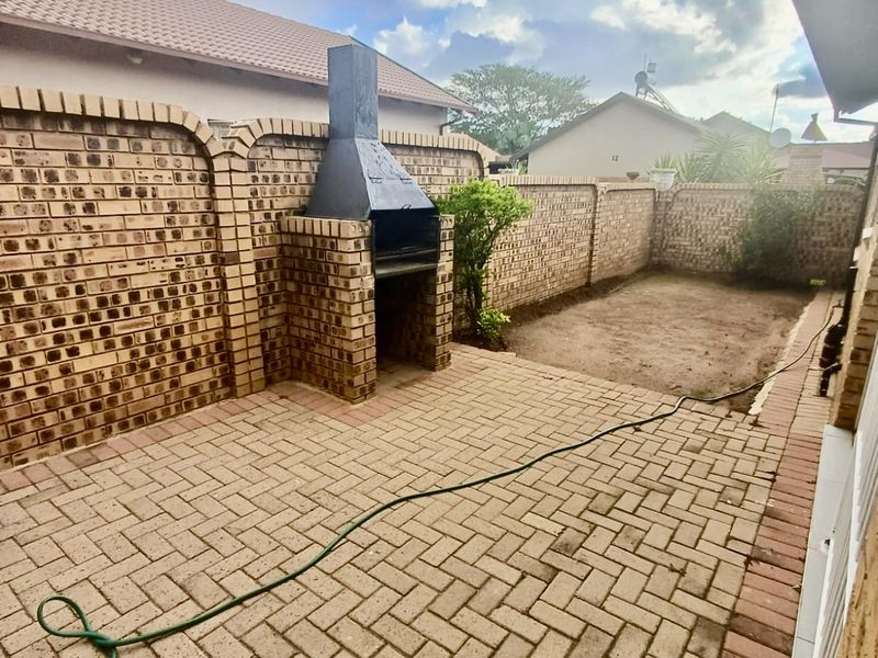 Modern townhouse for sale in del Judor extension. - Photo 4