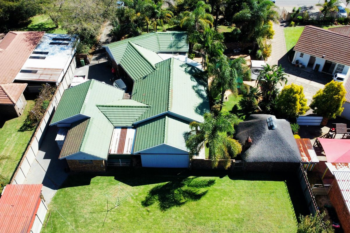 Exquisite 5-Bedroom Residence | Prime Location in Del Judor Ext 4 - Photo 2