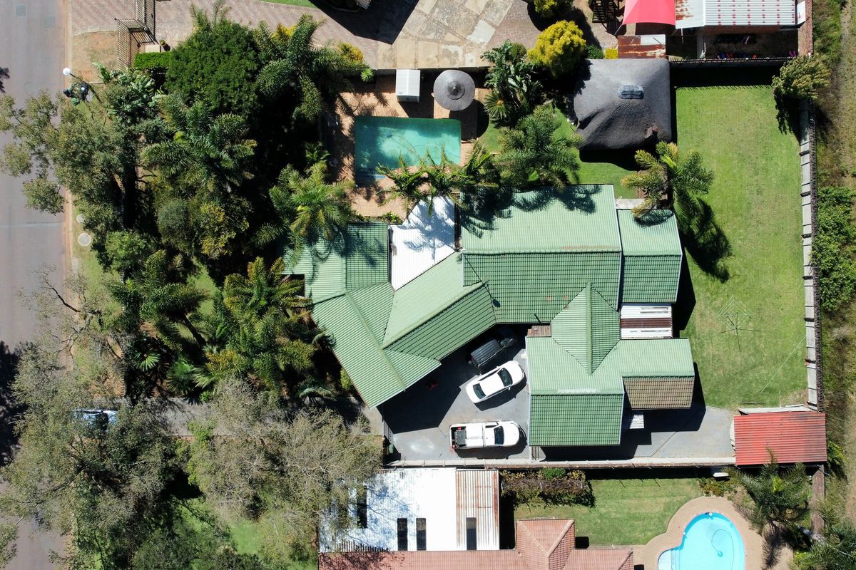 Exquisite 5-Bedroom Residence | Prime Location in Del Judor Ext 4 - Photo 4