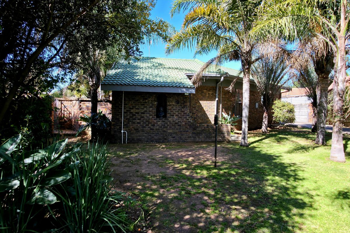 Exquisite 5-Bedroom Residence | Prime Location in Del Judor Ext 4 - Photo 5