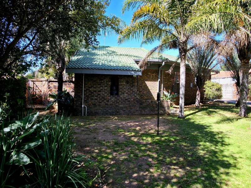 Exquisite 5-Bedroom Residence | Prime Location in Del Judor Ext 4 - Photo 5