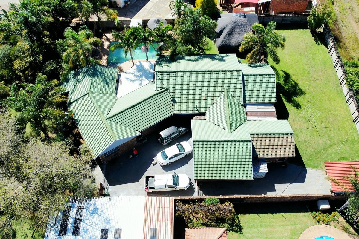 Exquisite 5-Bedroom Residence | Prime Location in Del Judor Ext 4 - Photo 3