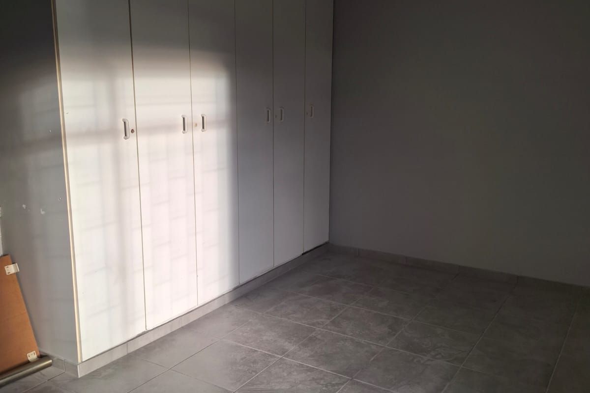 2 Bedroom Pet-Friendly Apartment with Double Garage - Photo 4