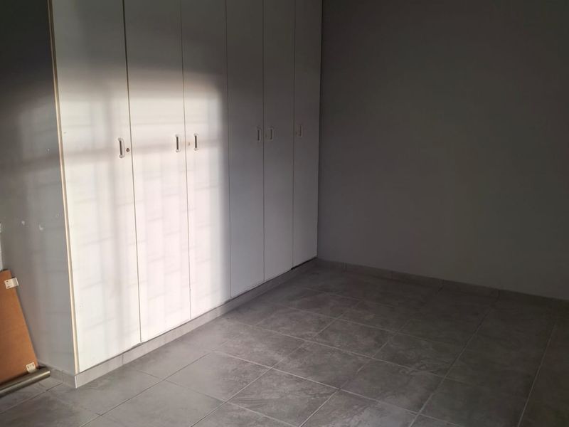 2 Bedroom Pet-Friendly Apartment with Double Garage - Photo 4