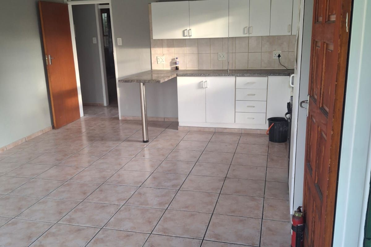 2 Bedroom Pet-Friendly Apartment with Double Garage - Photo 3