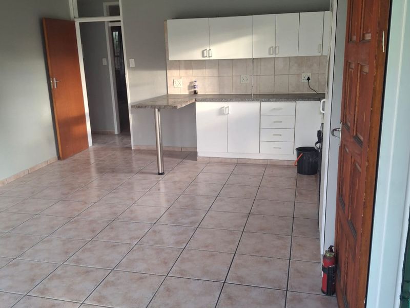 2 Bedroom Pet-Friendly Apartment with Double Garage - Photo 3