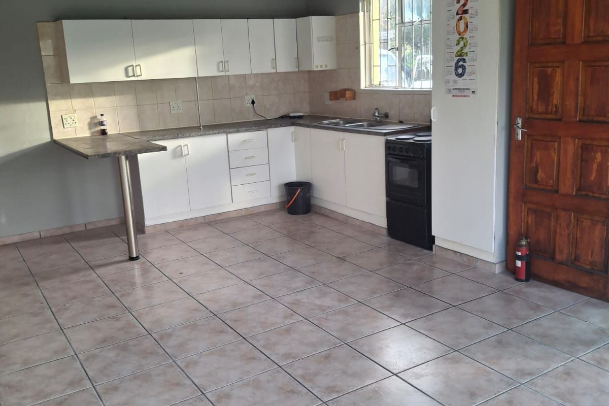 2 Bedroom Pet-Friendly Apartment with Double Garage - Photo 2