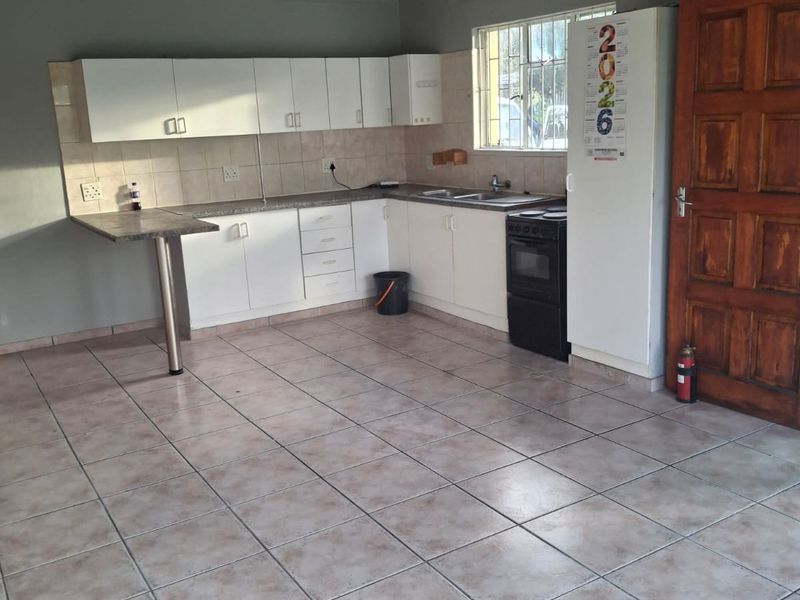 2 Bedroom Pet-Friendly Apartment with Double Garage - Photo 2