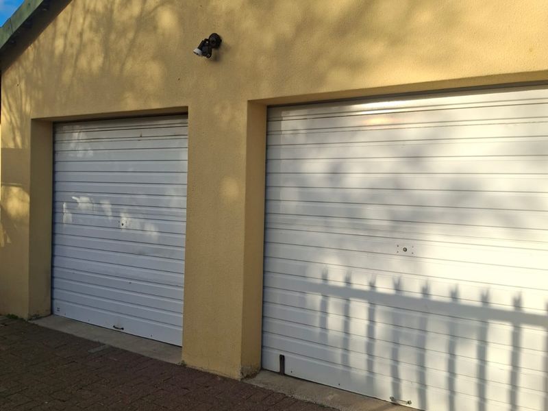 2 Bedroom Pet-Friendly Apartment with Double Garage - Photo 5