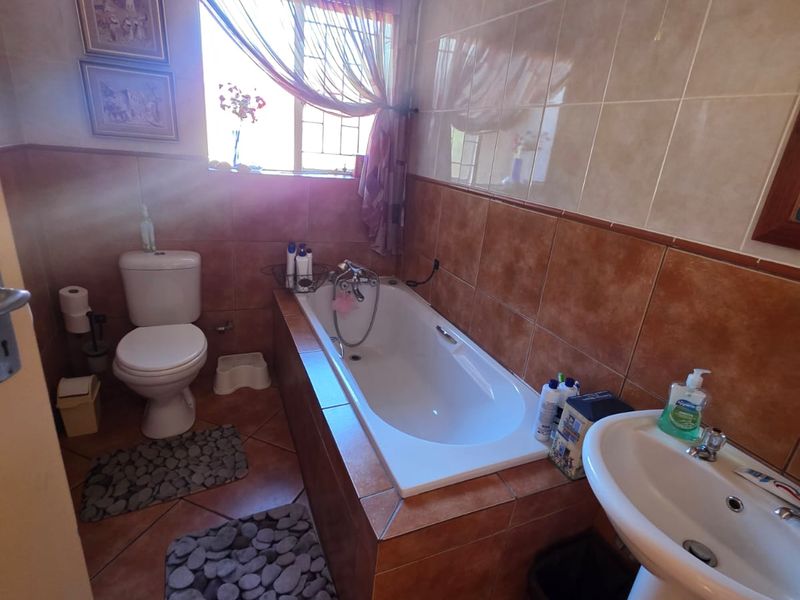BEAUTIFUL HOUSE FOR SALE IN SASOLBURG - Photo 10