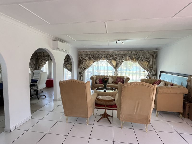 Elegant 6-Bedroom Family Home - Photo 10