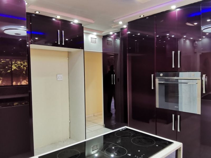 Elegant 6-Bedroom Family Home - Photo 7