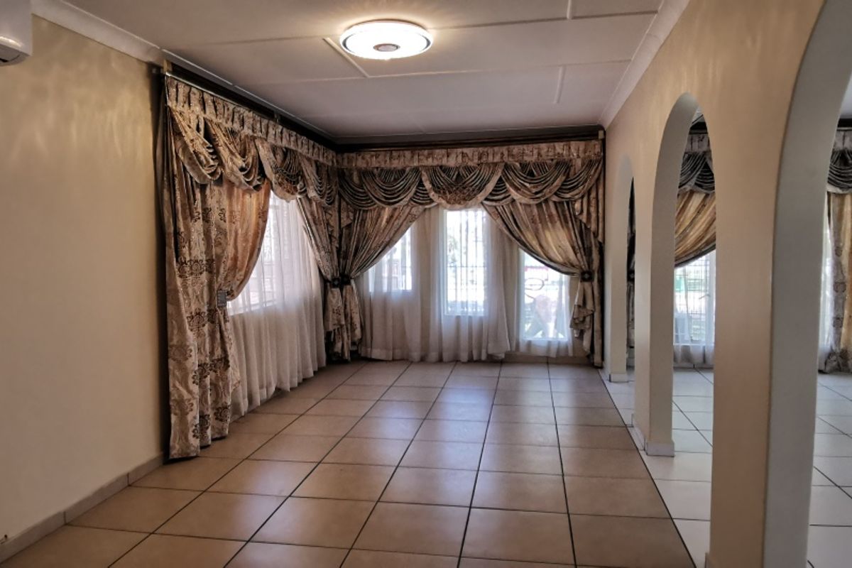 Elegant 6-Bedroom Family Home - Photo 5