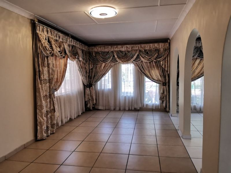 Elegant 6-Bedroom Family Home - Photo 5