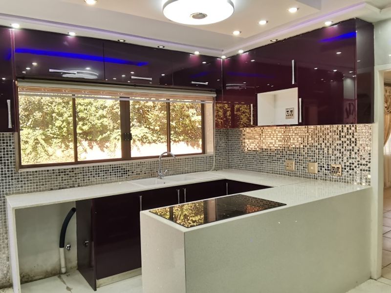 Elegant 6-Bedroom Family Home - Photo 4