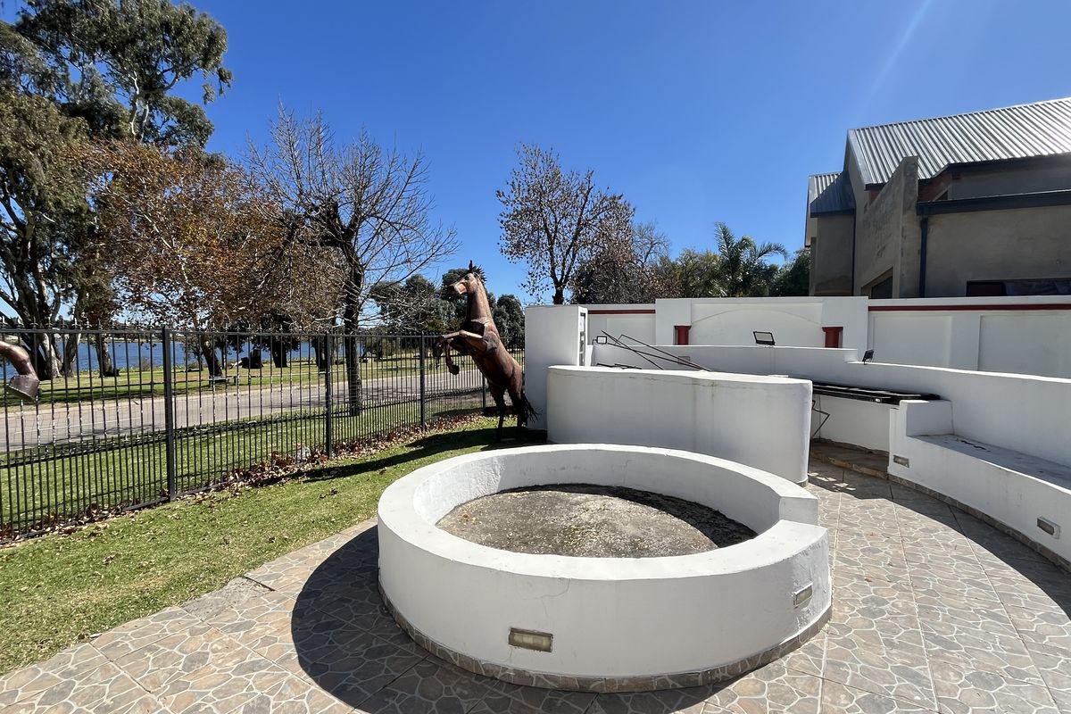 Elegant 6-Bedroom Family Home - Photo 2
