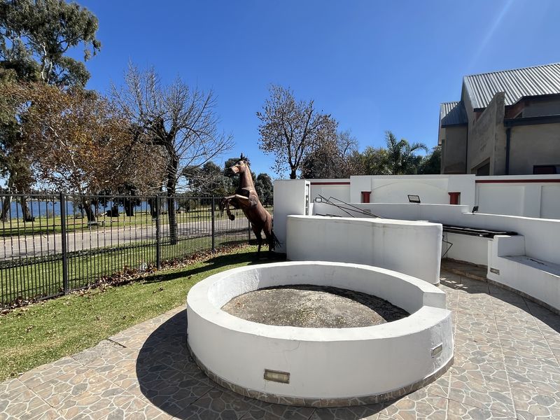 Elegant 6-Bedroom Family Home - Photo 2