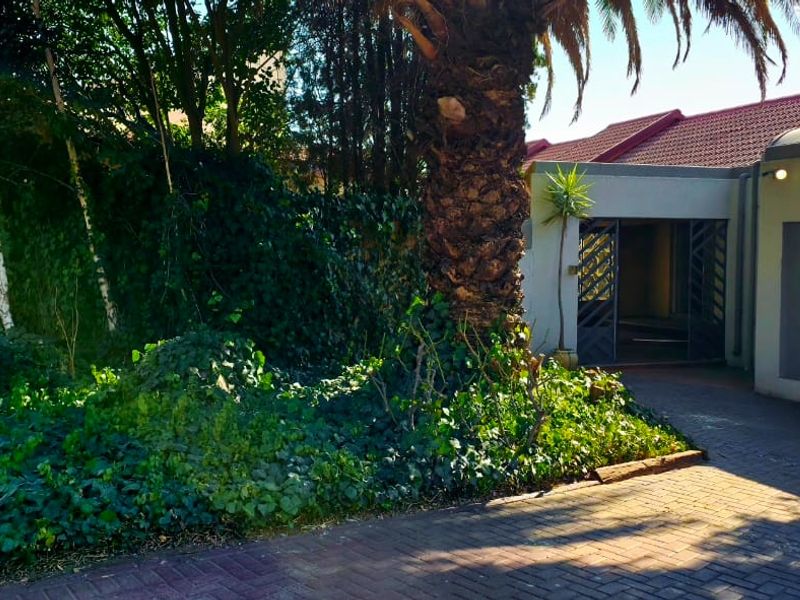 Spacious 3 Bedroom Main House with Entertainment Area - Photo 1