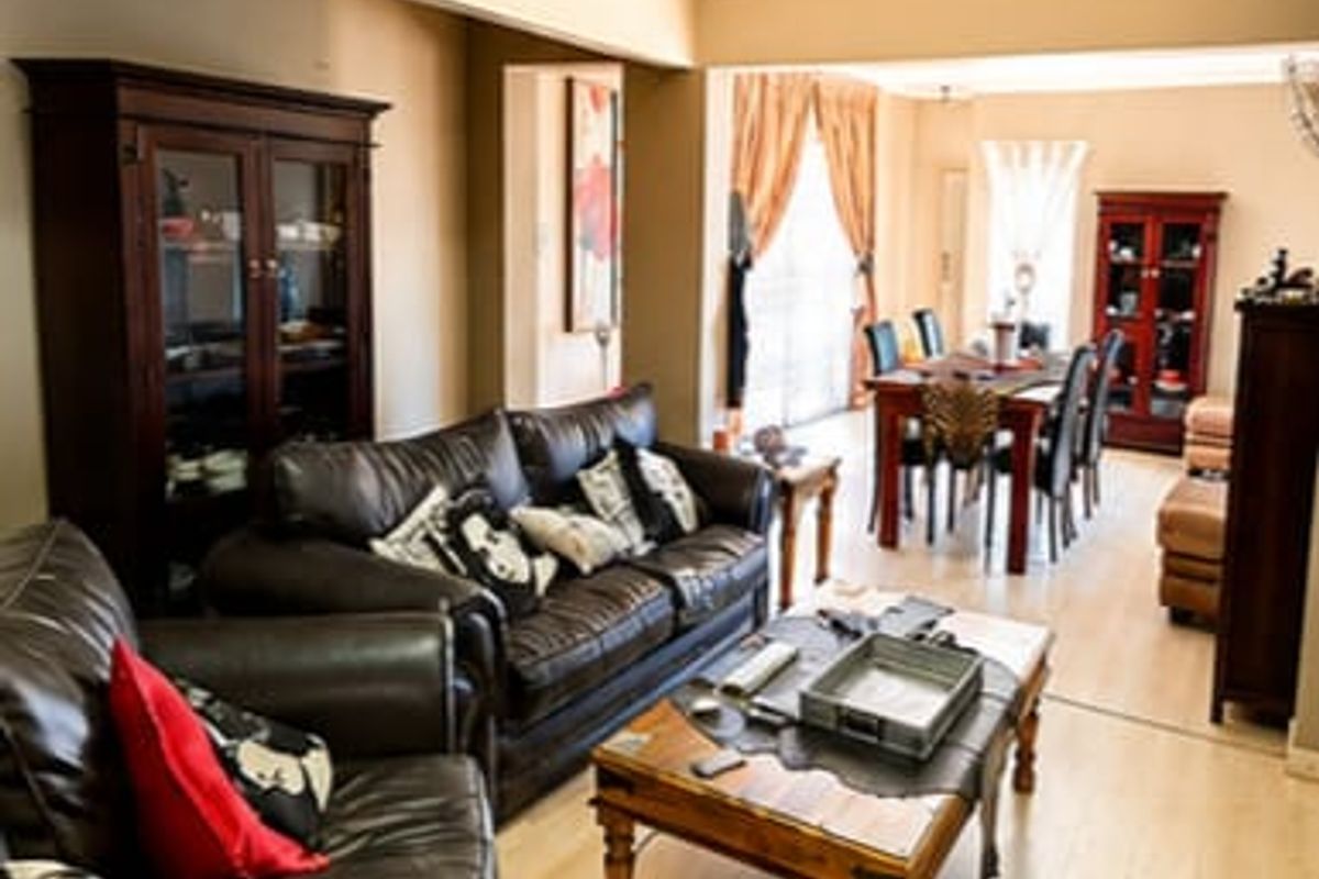 Spacious 3 Bedroom Main House with Entertainment Area - Photo 2
