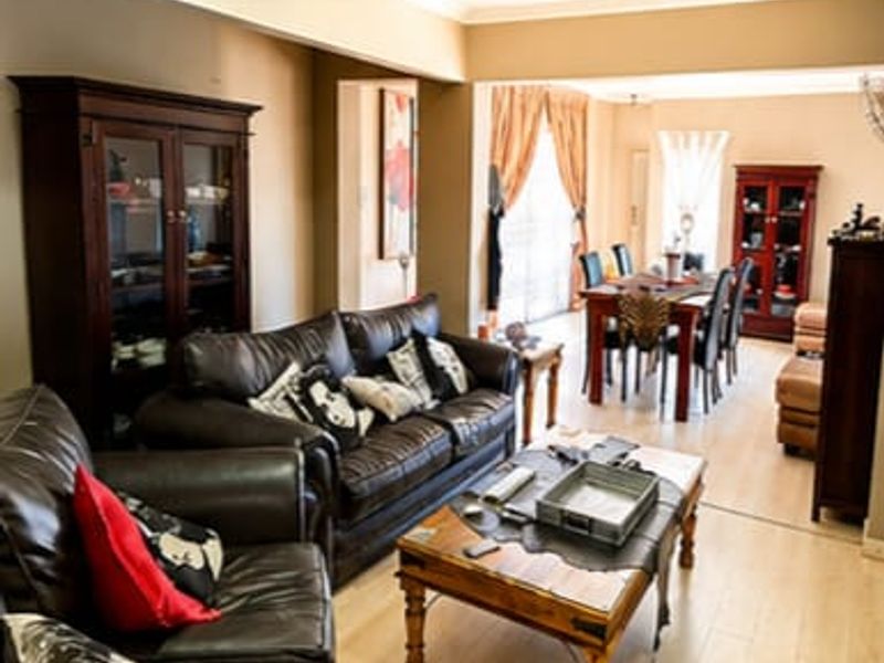 Spacious 3 Bedroom Main House with Entertainment Area - Photo 2