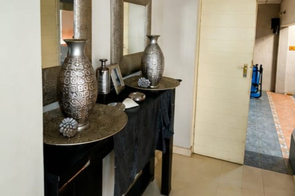 Spacious 3 Bedroom Main House with Entertainment Area - Photo 4