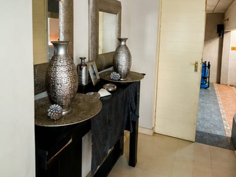 Spacious 3 Bedroom Main House with Entertainment Area - Photo 4