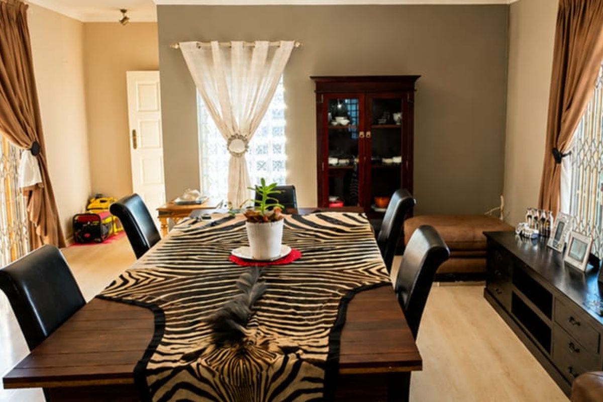Spacious 3 Bedroom Main House with Entertainment Area - Photo 3