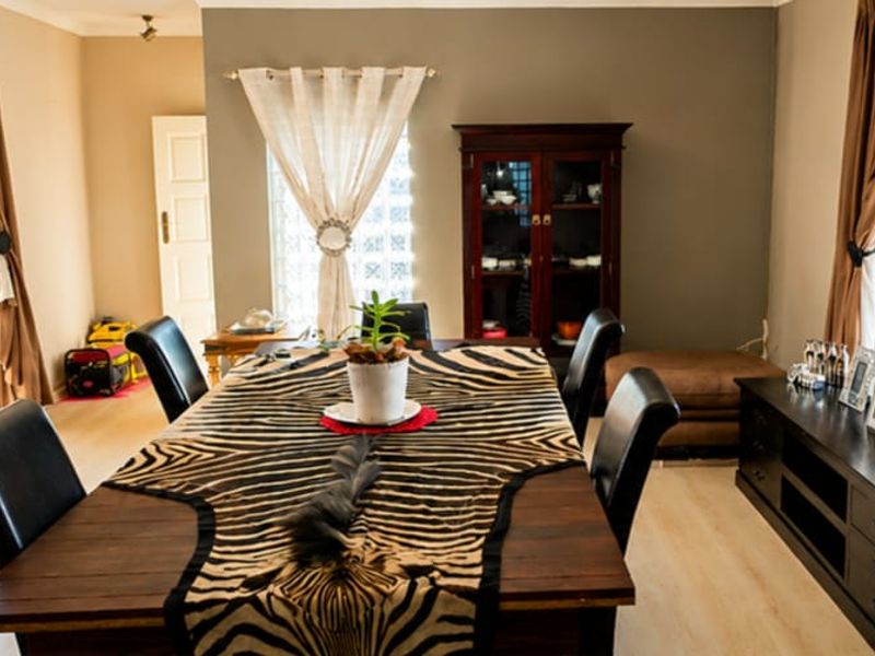 Spacious 3 Bedroom Main House with Entertainment Area - Photo 3