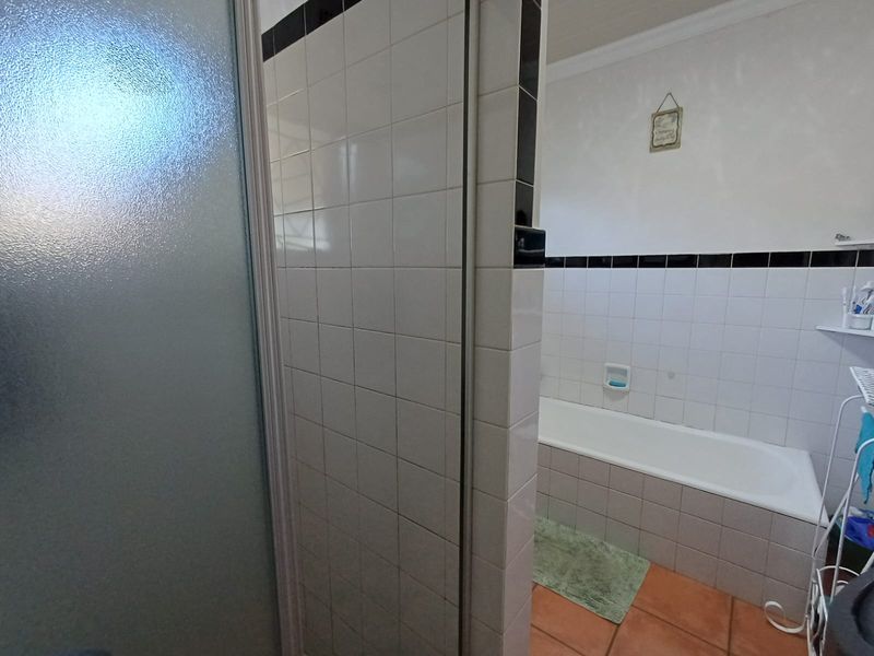 Spacious Home And Additional Full Flatlet In A Perfect Street In SE 1 - Photo 9