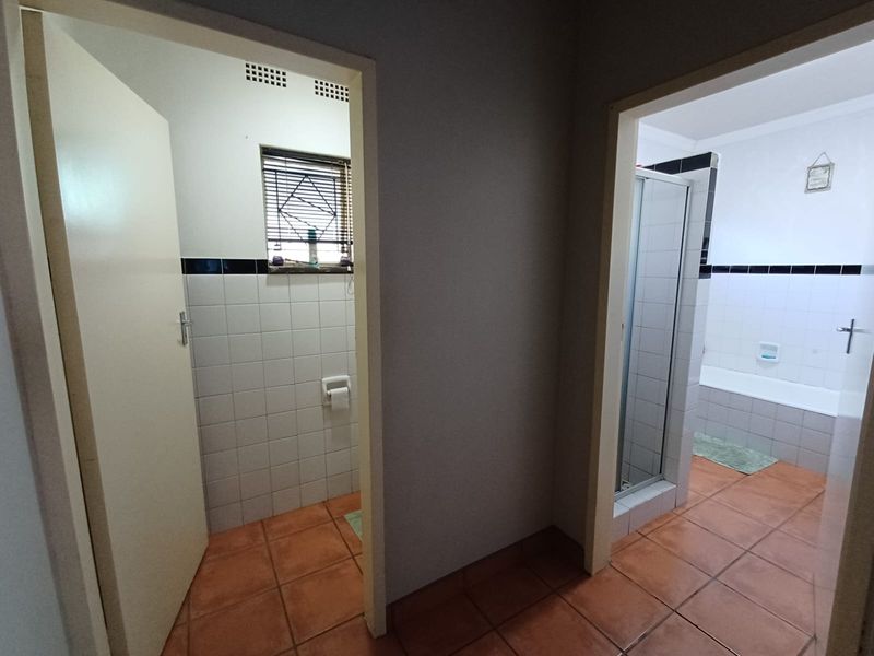 Spacious Home And Additional Full Flatlet In A Perfect Street In SE 1 - Photo 8