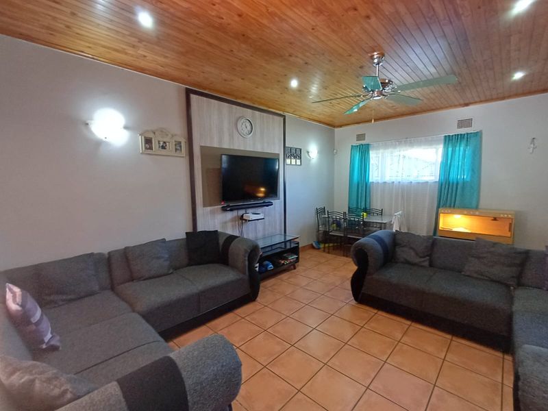 Spacious Home And Additional Full Flatlet In A Perfect Street In SE 1 - Photo 7