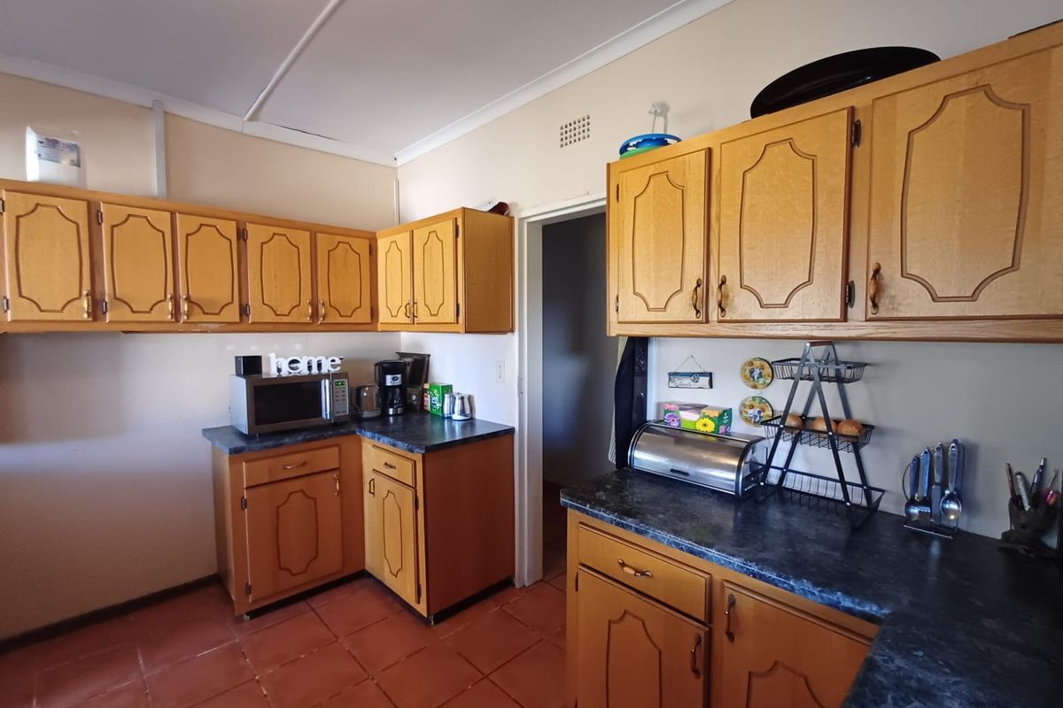 Spacious Home And Additional Full Flatlet In A Perfect Street In SE 1 - Photo 2