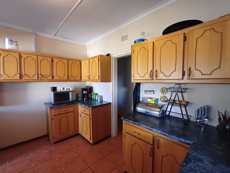 Spacious Home And Additional Full Flatlet In A Perfect Street In SE 1 - Photo 2