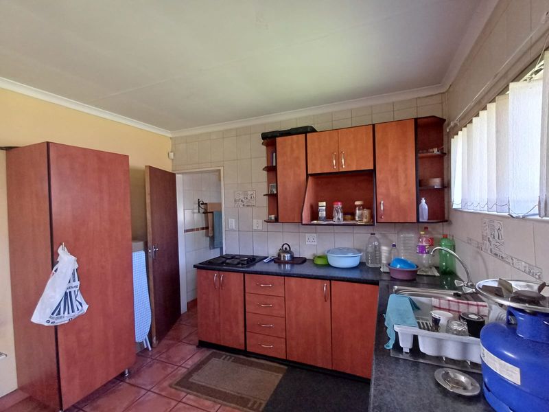 Spacious Home And Additional Full Flatlet In A Perfect Street In SE 1 - Photo 6