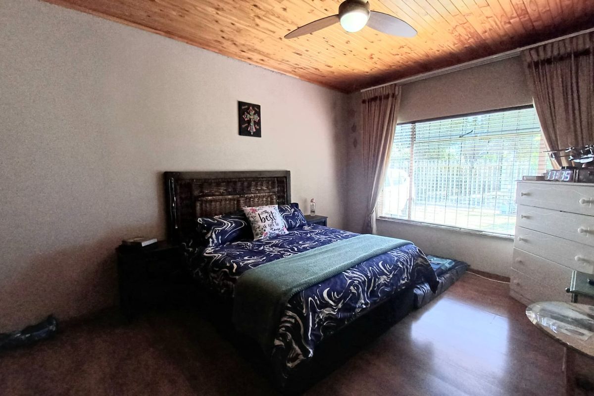 Spacious Home And Additional Full Flatlet In A Perfect Street In SE 1 - Photo 4