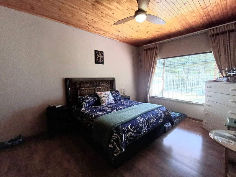 Spacious Home And Additional Full Flatlet In A Perfect Street In SE 1 - Photo 4