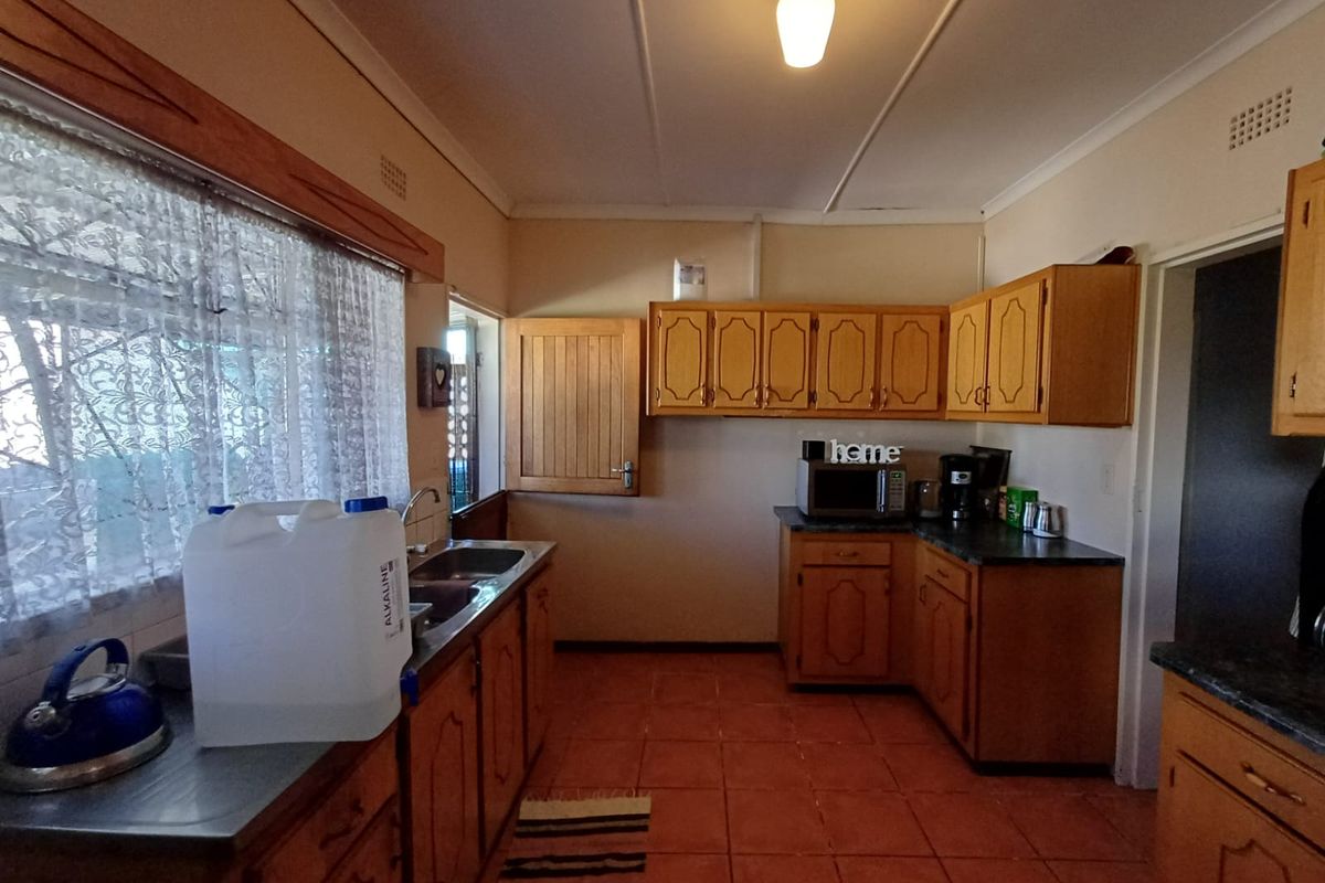 Spacious Home And Additional Full Flatlet In A Perfect Street In SE 1 - Photo 5