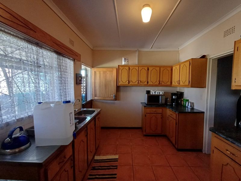 Spacious Home And Additional Full Flatlet In A Perfect Street In SE 1 - Photo 5