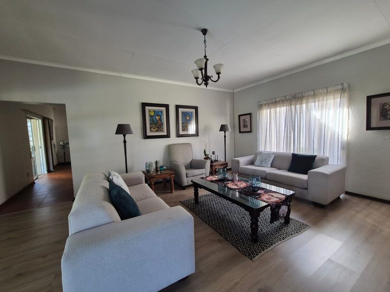 !STUNNING FAMILY HOME! - Photo 8