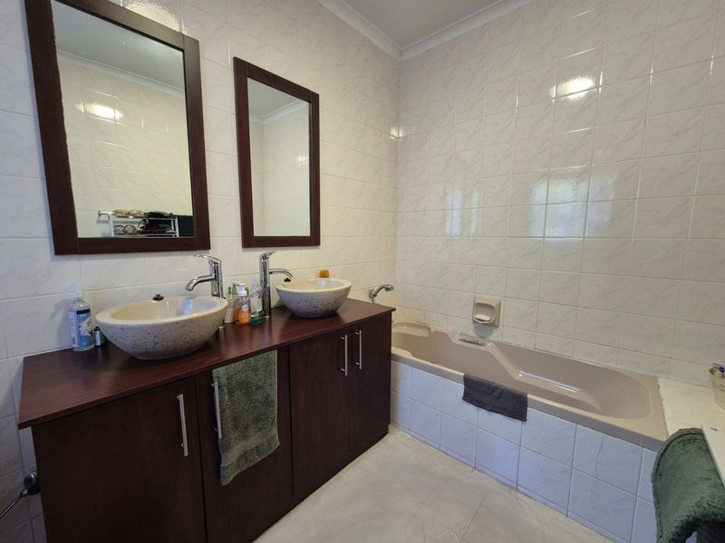 !STUNNING FAMILY HOME! - Photo 6