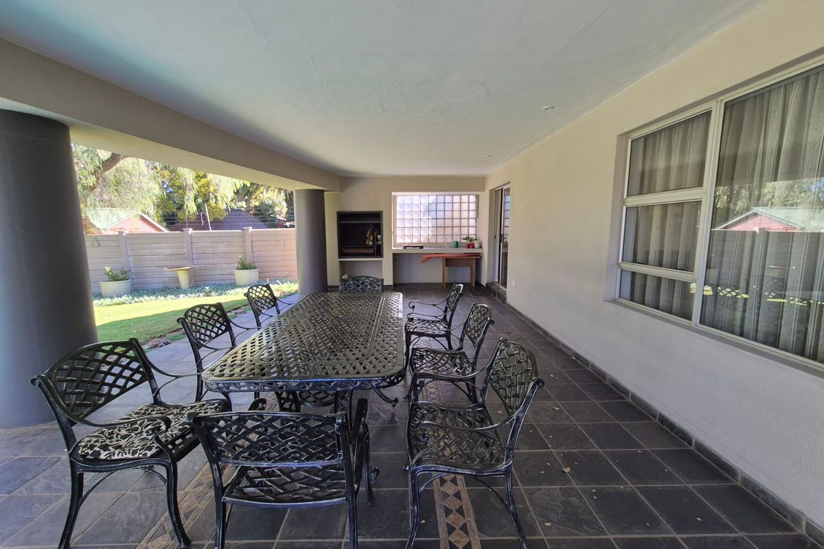 !STUNNING FAMILY HOME! - Photo 5